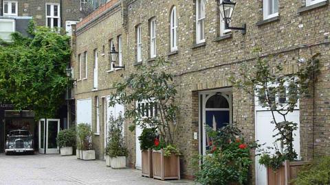 Two bedroom flat for sale in Brompton Park Crescent Leaving room