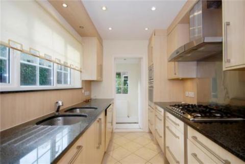 Four bedroom house for rent in Chelsea Leaving room